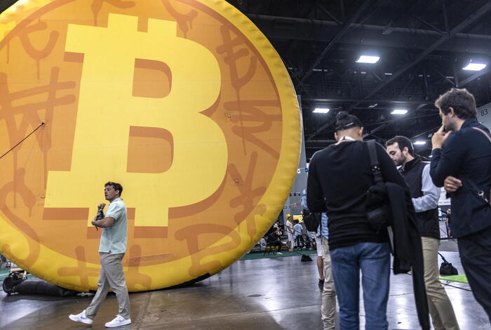 Bitcoin, è arrivato il quarto 'halving'