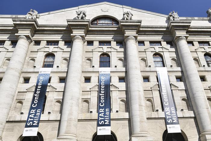 Borsa: Milano chiude in rialzo, +0,45%