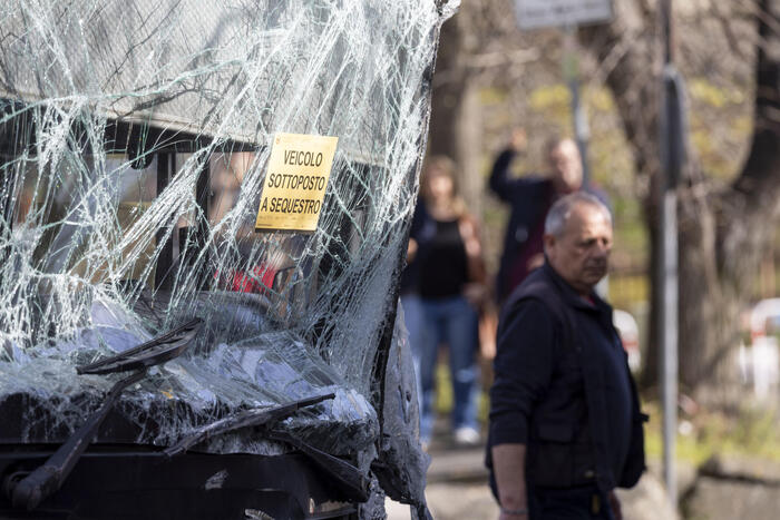 Scontro tra bus a Roma: 7 feriti, anche una neonata