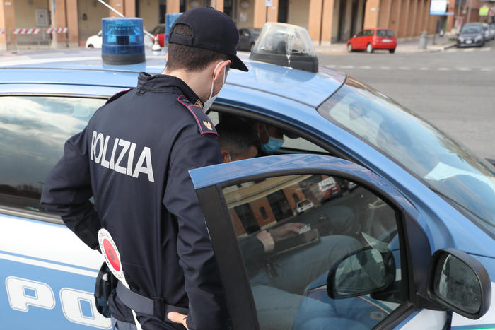 Violenta la compagna e la costringe a prostituirsi, arrestato