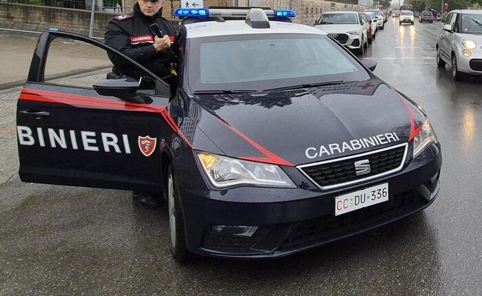 Non si ferma all'alt e aggredisce carabinieri, arrestato