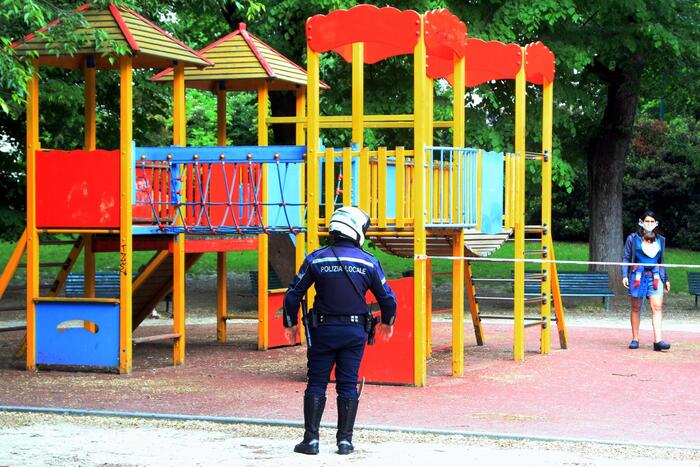 Sparava con fucile a pallini in un parco a Roma, denunciato