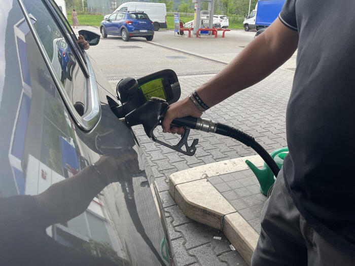 Staffetta, prezzo benzina self sale e sfiora 1,9 euro