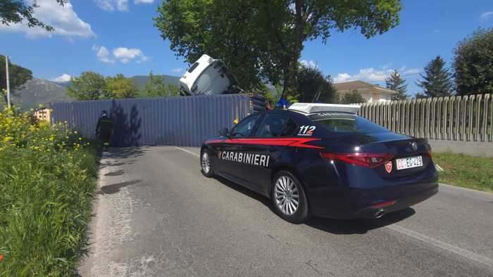 Autotreno si ribalta, chiusa la Provinciale Leuciana