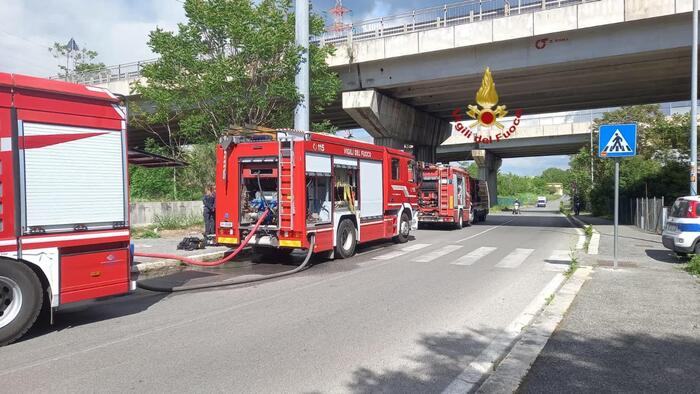 Fiamme in discarica abusiva a Roma,pompieri ancora al lavoro