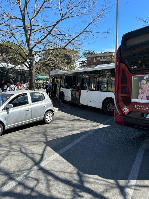 Scontro tra bus a Roma: 7 feriti, anche una bimba