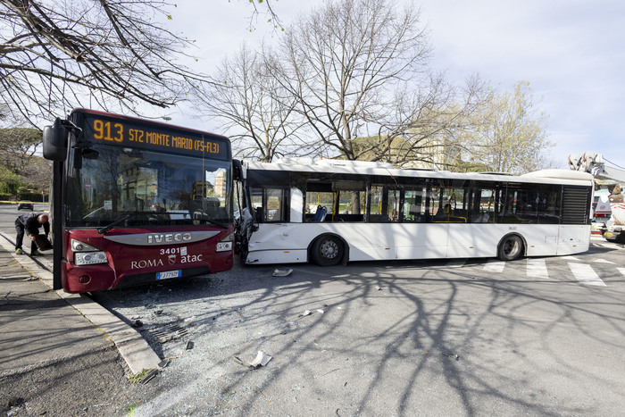 Scontro bus Roma: 8 portati in ospedale, 4 in codice rosso