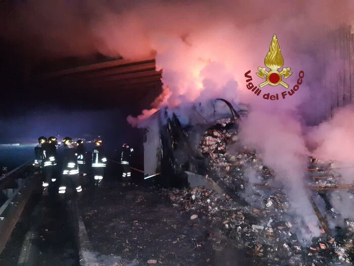 Camion con medicinali in fiamme sull'A1, nessun ferito