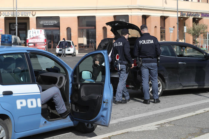 Segue una 12enne da scuola e prova a entrare in casa, arrestato