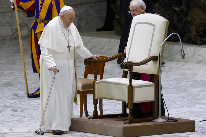 Il Papa a sorpresa in una parrocchia romana,incontra bambini