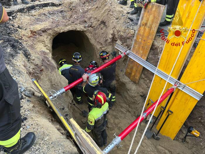 Incastrato nel tunnel scavato per rapinare una banca, 5 arresti