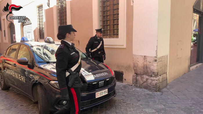 Botte tra studentesse in liceo Roma, intervengono i carabinieri