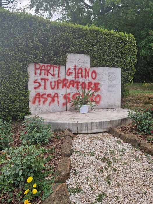 25 aprile: 'partigiano stupratore', sfregio a lapide a Roma