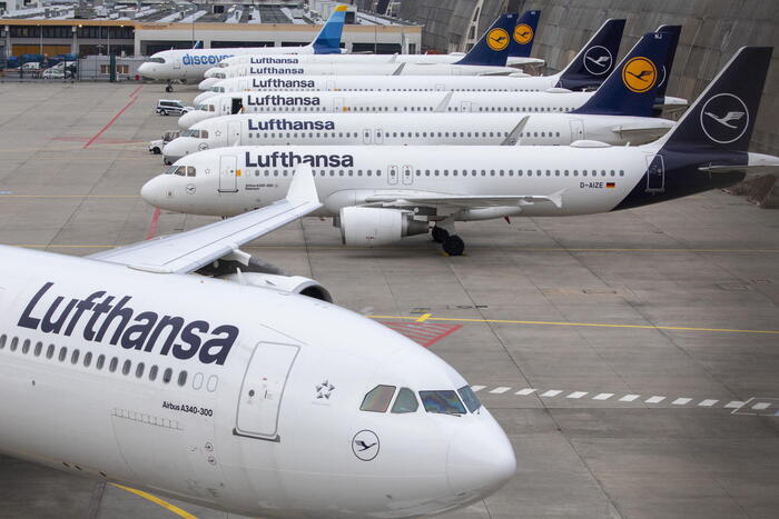 Lufthansa taglia le stime sugli utili, pesano gli scioperi