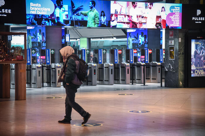 A Milano giovedi sciopero a metà, Trenord si ferma, Atm no