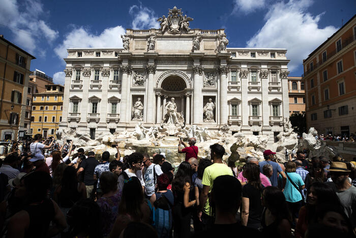 Sedie e bici abbandonate, blitz antidegrado a Fontana Trevi