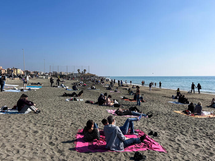 Sul litorale di Roma tante presenze sulle spiagge