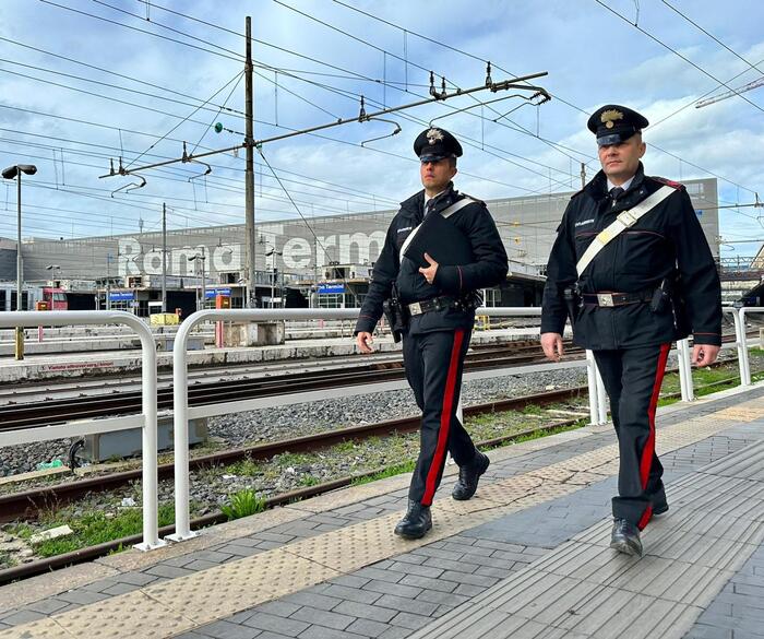 Aggredita sulla banchina a Termini, punita per bottino magro