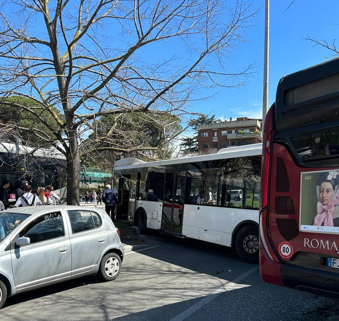 Scontro tra bus a Roma: 7 feriti, anche una bimba