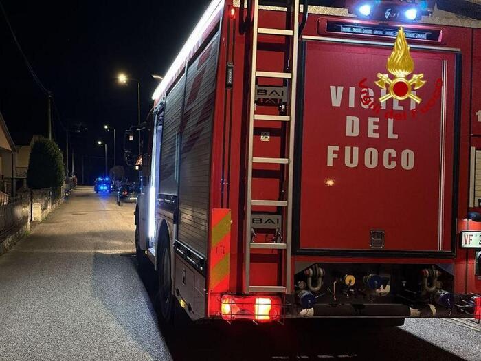 Furgone in fiamme nella notte, ferito senzatetto