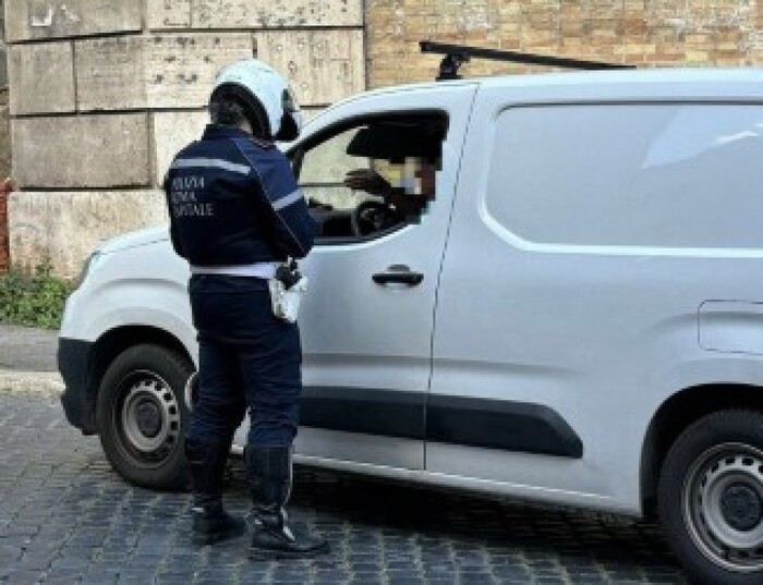 Controlli polizia locale sulla ztl a Roma, 60 violazioni e multe