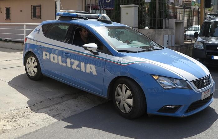 Tenta di colpire poliziotti, arrestato 20enne a Viterbo