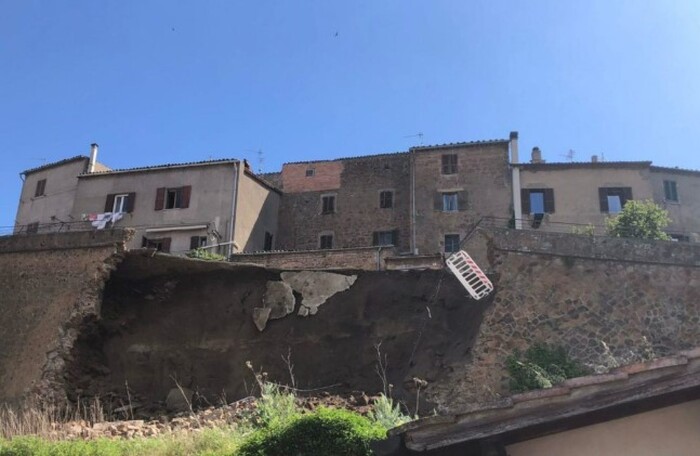 Acquapendente, crolla muro di cinta di piazza dell'Orologio