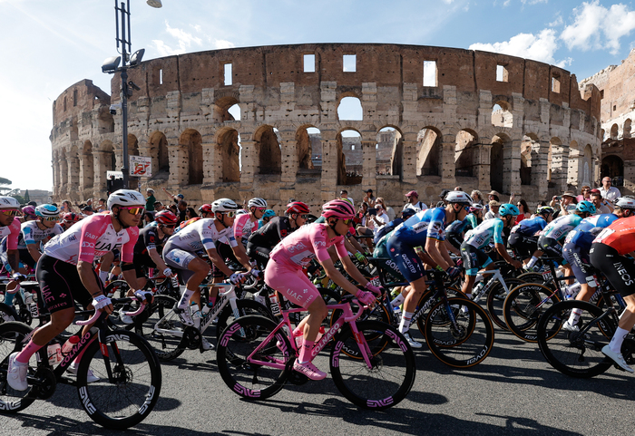 Pogacar vince il Giro d'Italia, ultima tappa a Merlier