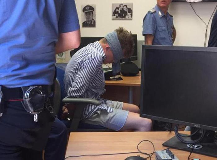 Foto a Hjorth bendato, giudici 'violata dignità arrestato'