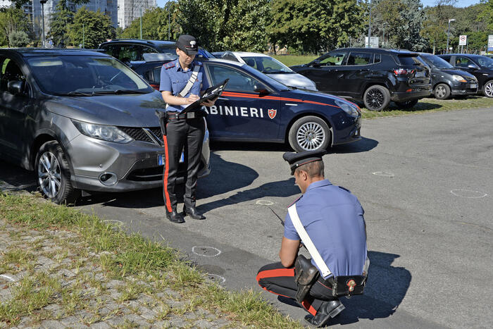 Accoltellato e lasciato davanti al pronto soccorso, è grave