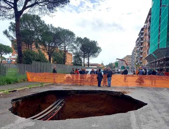 Getto d'acqua alto 5 metri, si allarga maxi voragine al Quadraro