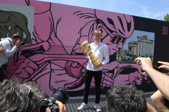 Gualtieri e Pogacar, un murales sul Giro in stazione metro Roma