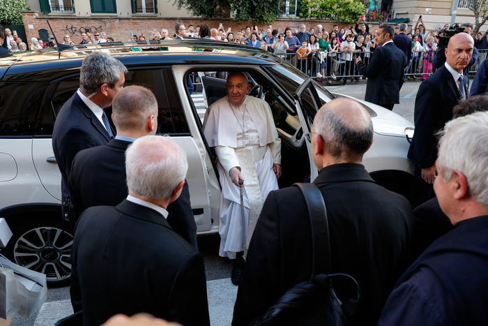 Folla per il Papa a San Giuseppe al Trionfale, 'pregate per me'