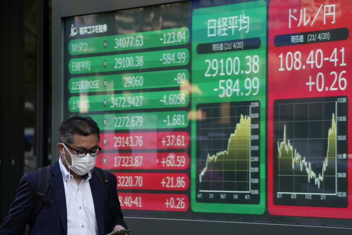 Borsa: l'Asia cede con manovre militari cinesi, Hong Kong -1,3%