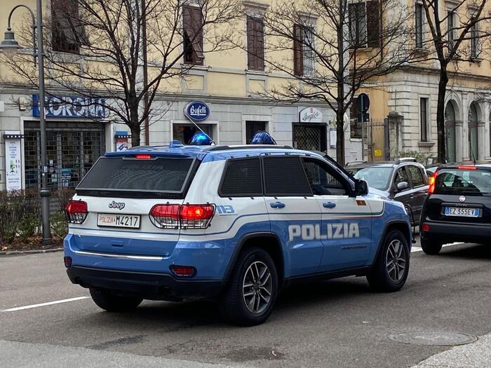 Invita a pranzo una donna che chiede elemosina e lei lo rapina