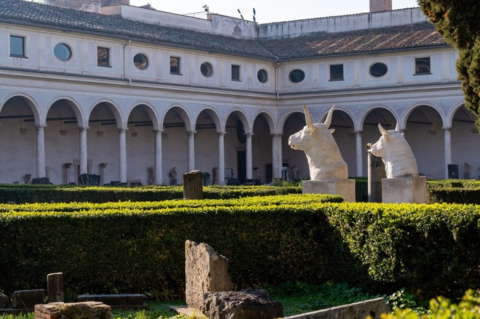 L'arte di Elisabetta Benassi in dialogo con l'antico