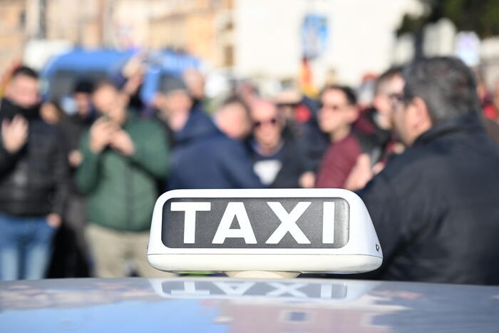 Urso non rassicura i taxi, avanti con sciopero il 21 maggio