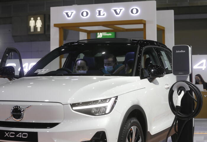 Per Volvo utili in calo nel trimestre, ordini sotto le stime