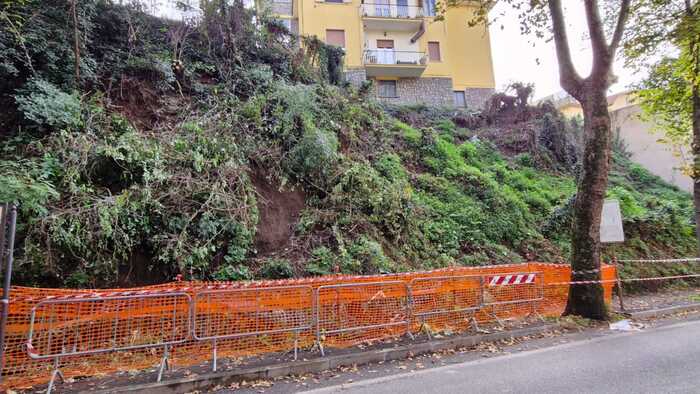 Frana un costone di terra e invade strada vicino a Viterbo